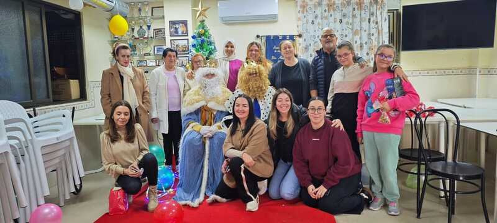 Los Reyes Magos posan junto a vecinos de Miramar Alto en el local social de su asociación de vecinos. / FOTO CEDIDA