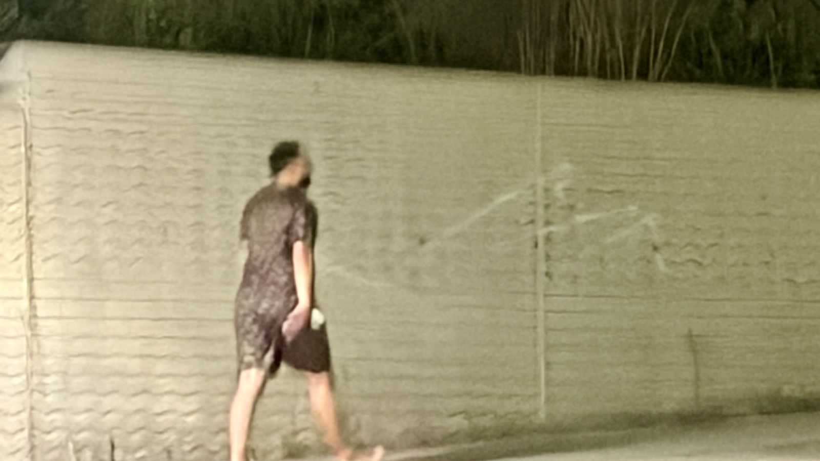 El segundo joven, alejándose de la costa hacia la ciudad.