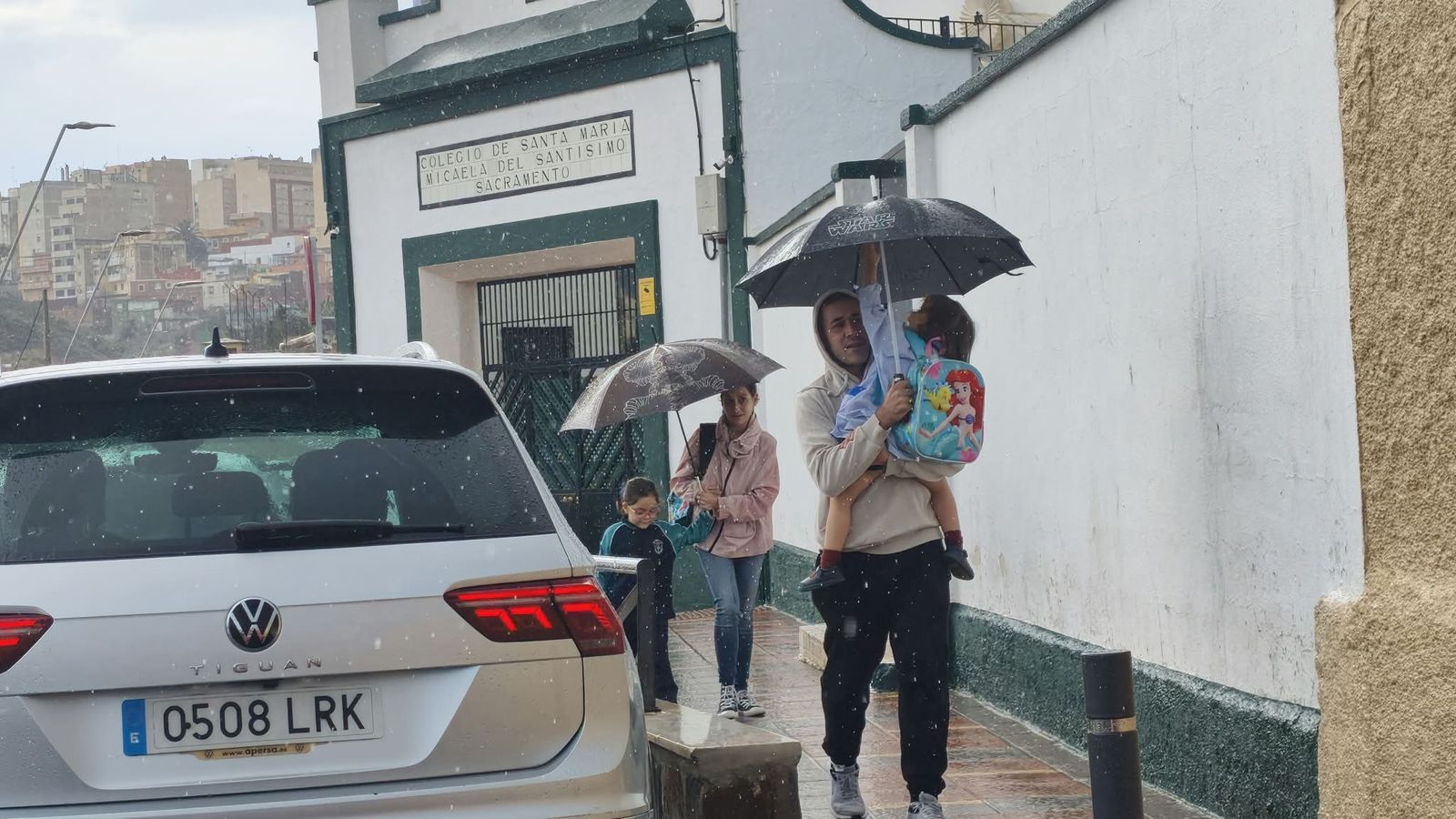 Atascos en la salida de un colegio por la tromba de lluvia y granizo