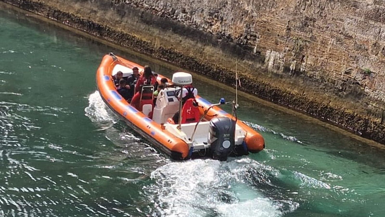 La Hipatia de Cruz Roja transporta a varios migrantes recién rescatados este miércoles