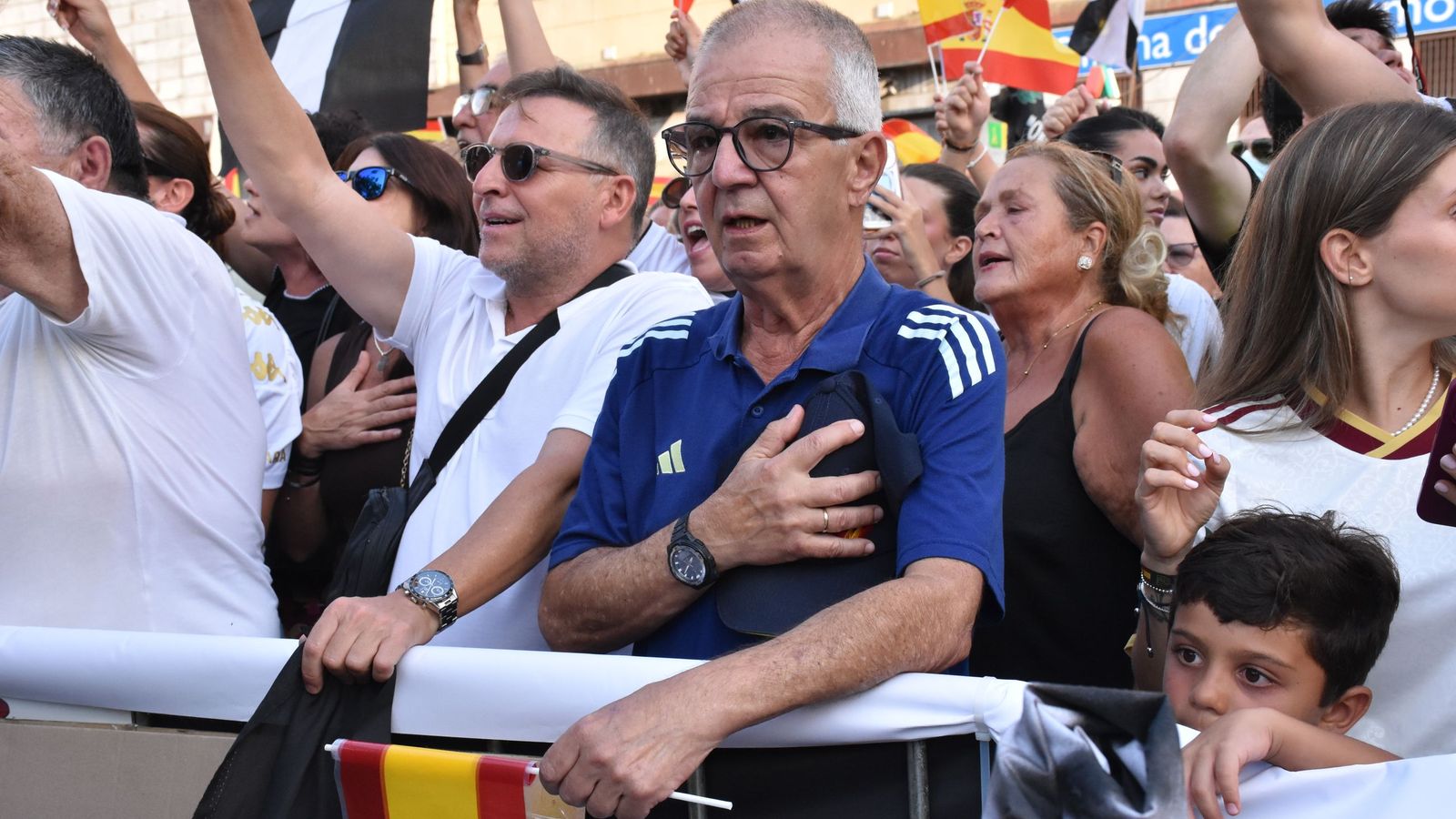 Un ceutí se lleva la mano al pecho mientras canta el himno de su ciudad