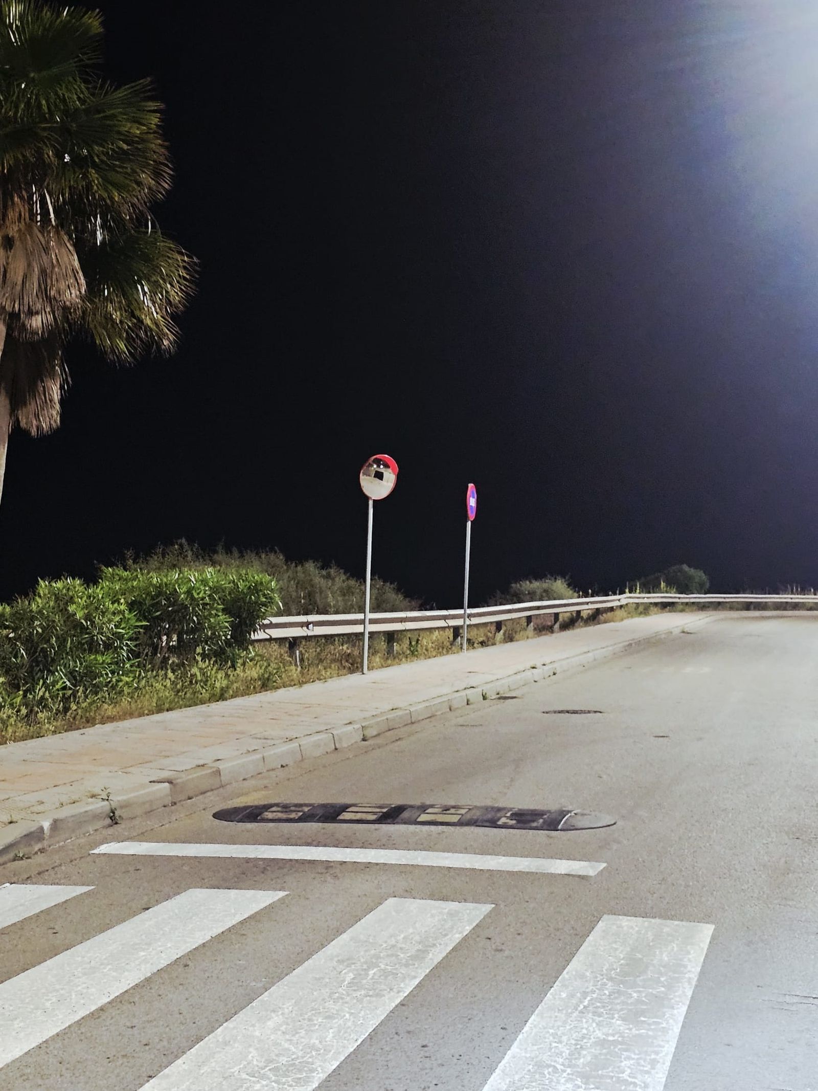 Instalados los espejos en la salida de garajes