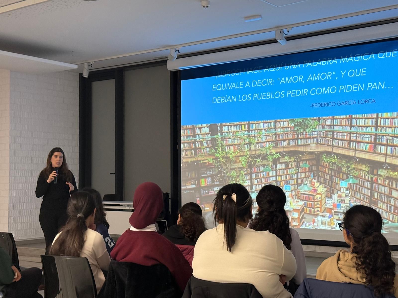 La escritora May de Ayamonte ofrece una charla a estudiantes de secundaria de Ceuta en la Biblioteca del Morro