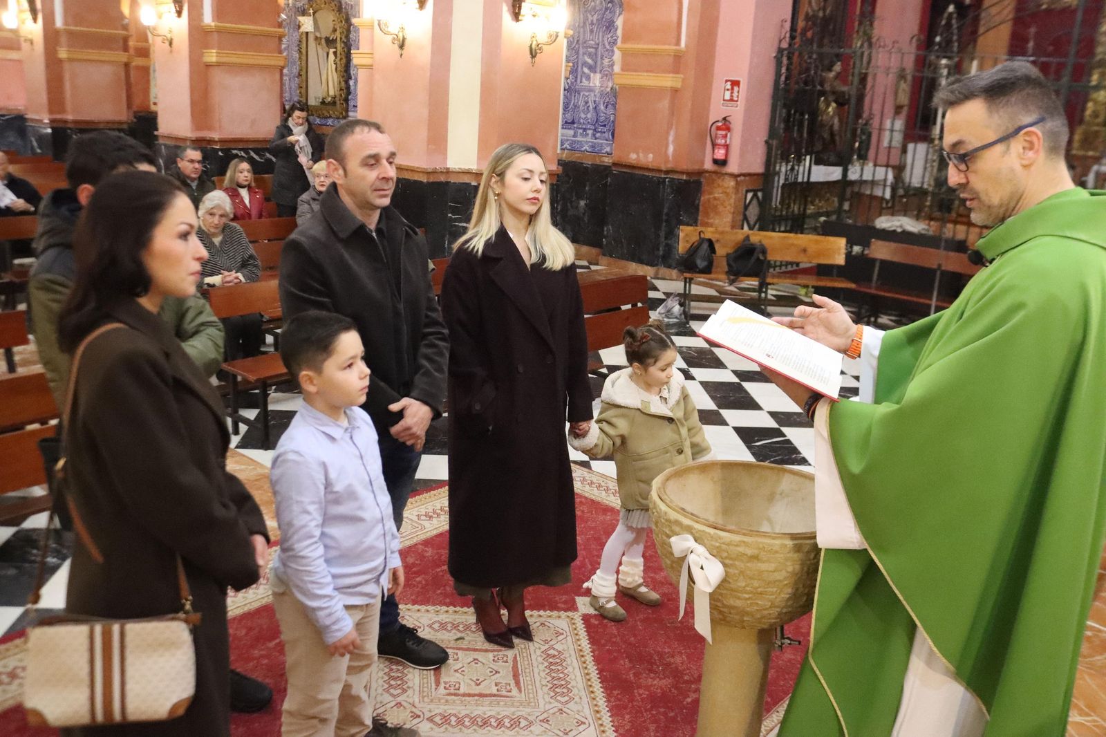 Dylan y Daira reciben el Sacramento del bautismo