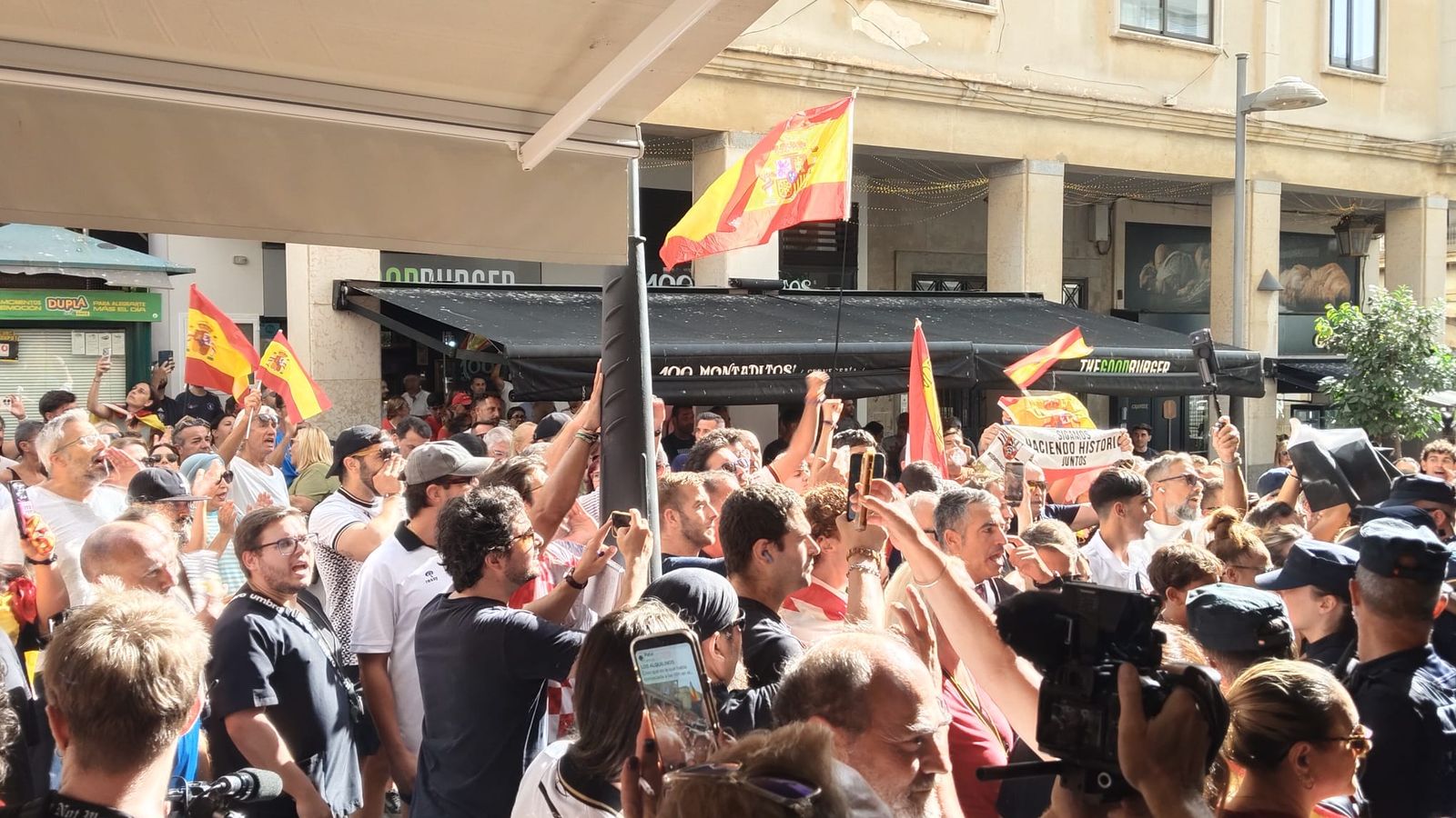 Concentración de ceutíes desde el Sardinero al centro contra la gestión del Gobierno