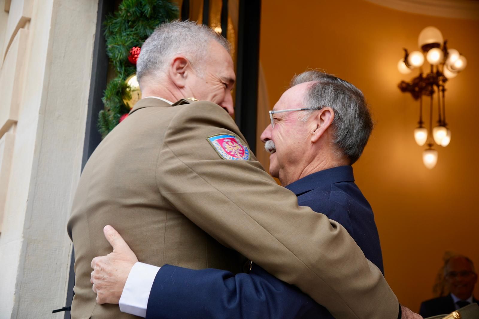 El presidente de Ceuta, Juan Vivas, recibe al excomandante general de Ceuta, Marcos Llago, en el Palacio Autonómico
