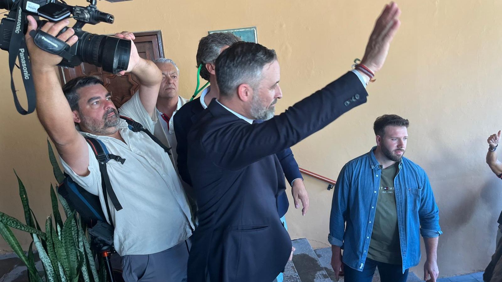 Abascal reclama la militarización de la frontera y exige responsabilidades a Sánchez