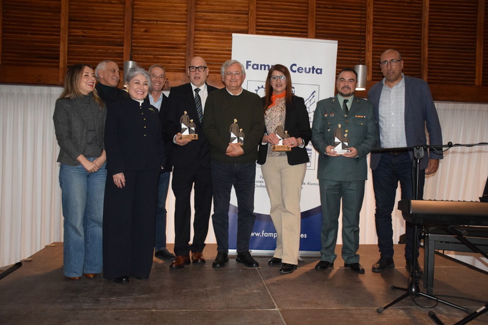 Foto de familia tomada al término del acto