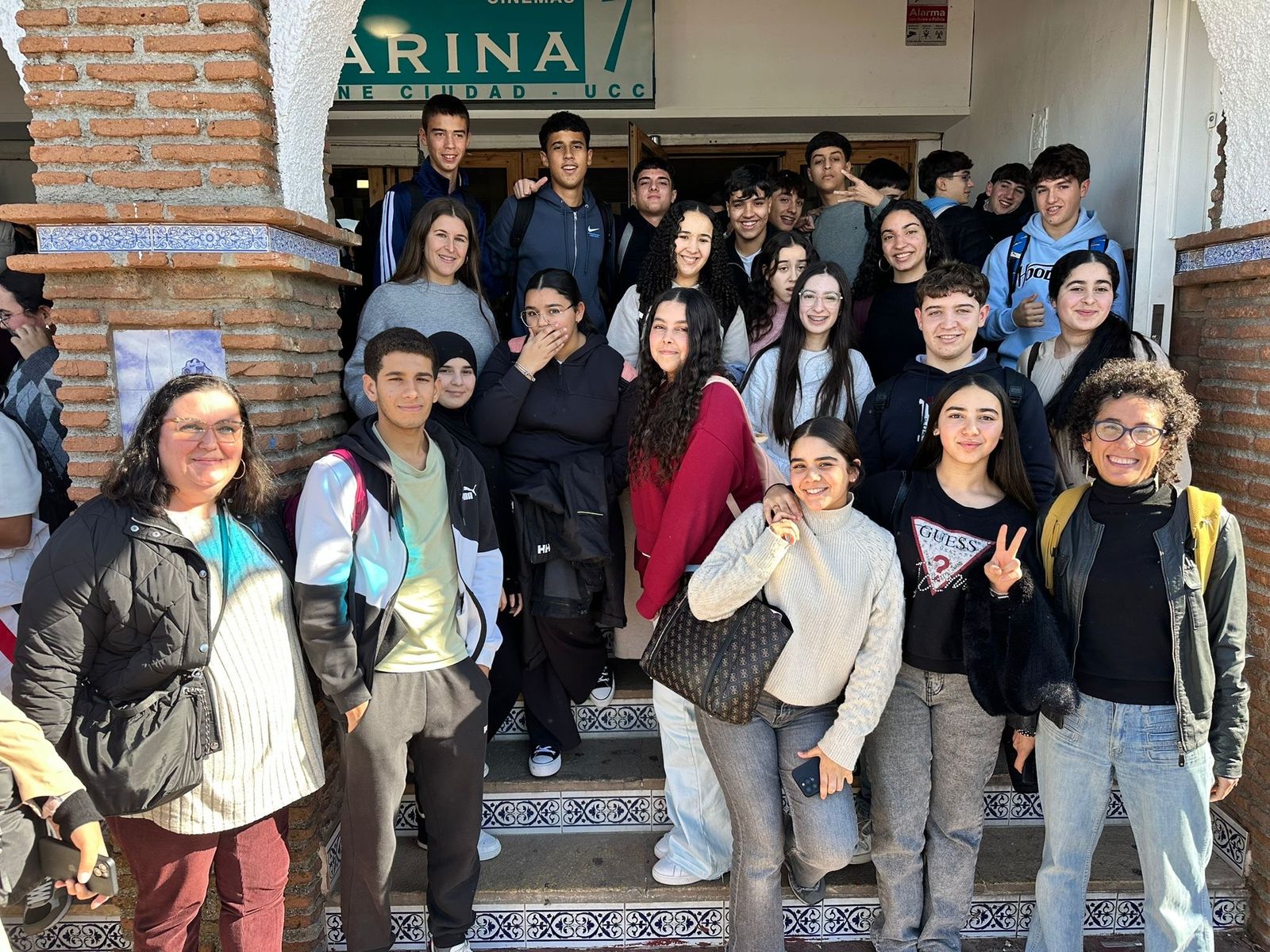 El IES “Siete Colinas” desea expresar “su agradecimiento a los Multicines Marina por facilitar sus instalaciones en horario de mañana y permitir que esta experiencia formativa pudiera desarrollarse en un entorno profesional y plenamente adaptado a los fines educativos previstos”