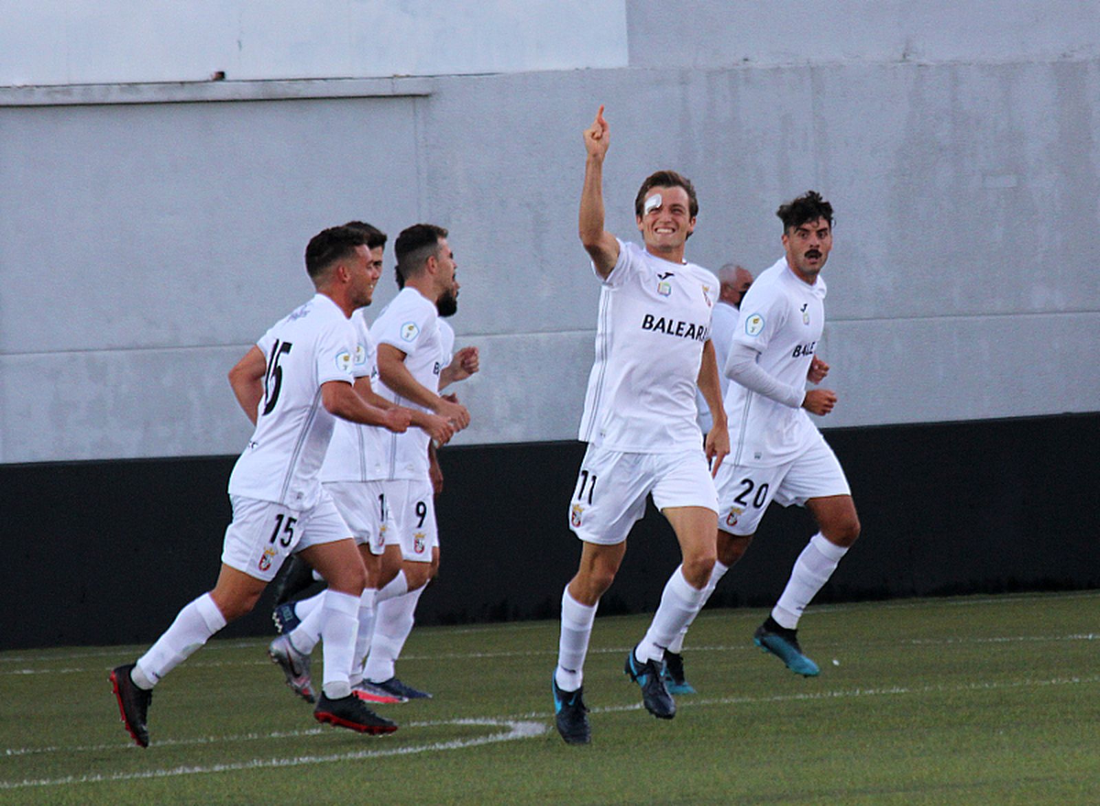 El sevillano celebra un gol con el club caballa .