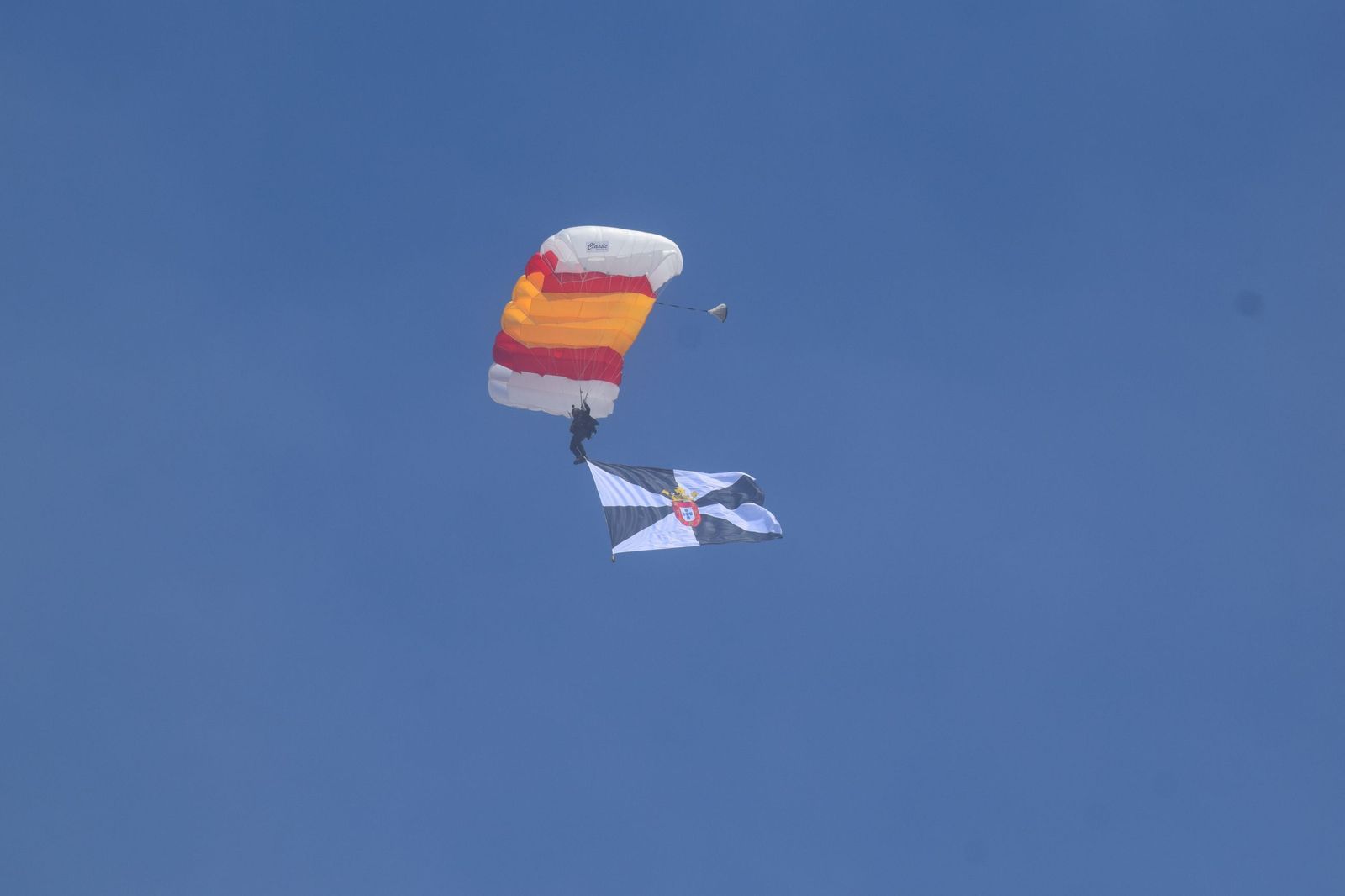 FOTOGALERÍA | Ceuta mira al cielo para celebrar a sus Fuerzas Armadas