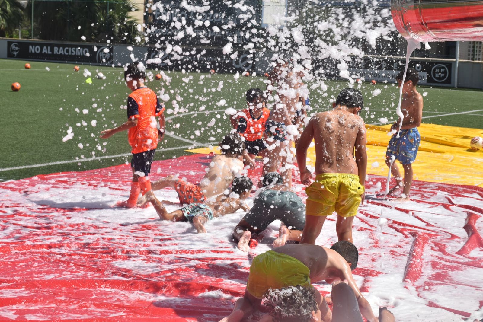 Fiesta de deporte, espuma y convivencia en el Campus de Verano ‘Emilio Cózar’