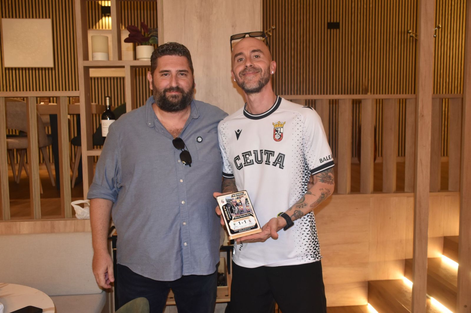 El Pueblo de Ceuta reúne a sus ‘Jugadores nº12’ y convierte su pasión por el Ceuta en cromos