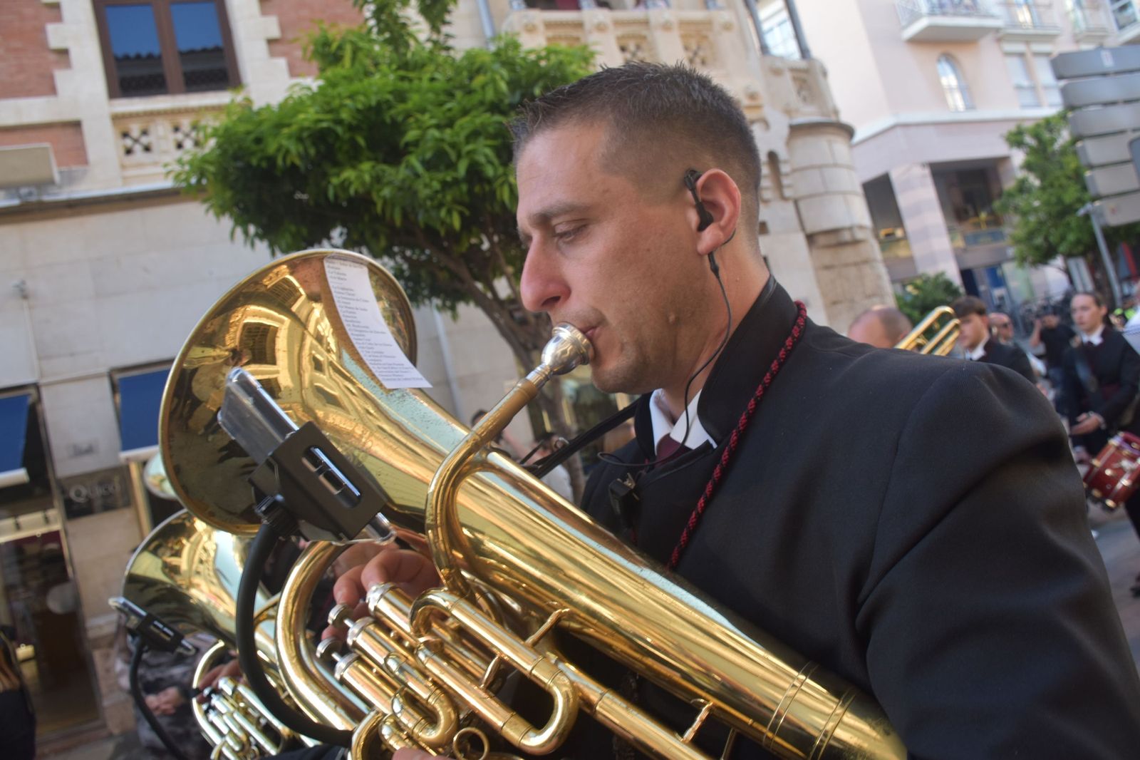 Aroma cofrade y estudiantil: Las Penas reina en el Jueves Santo