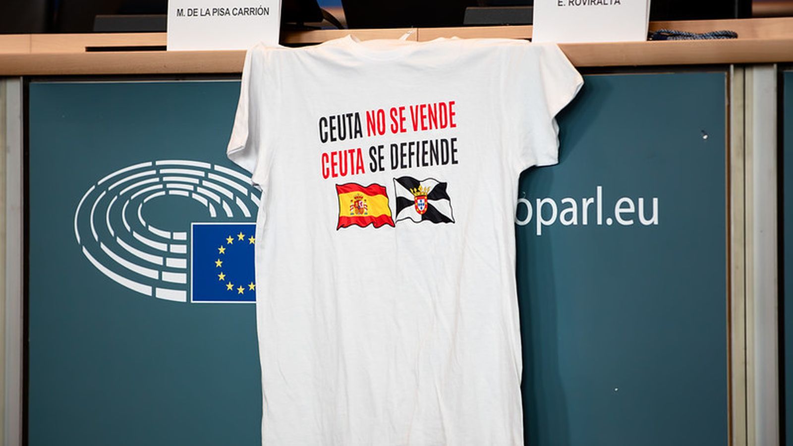La camiseta de 'Ceuta no se vende, Ceuta se defiende' en el Parlamento Europeo