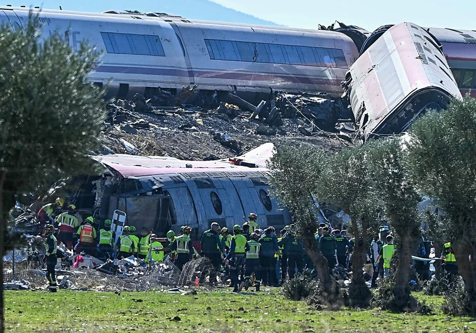 PageEspaña, de luto por la tragedia ferroviaria de Toledo: 68 muertos y decenas de heridos
