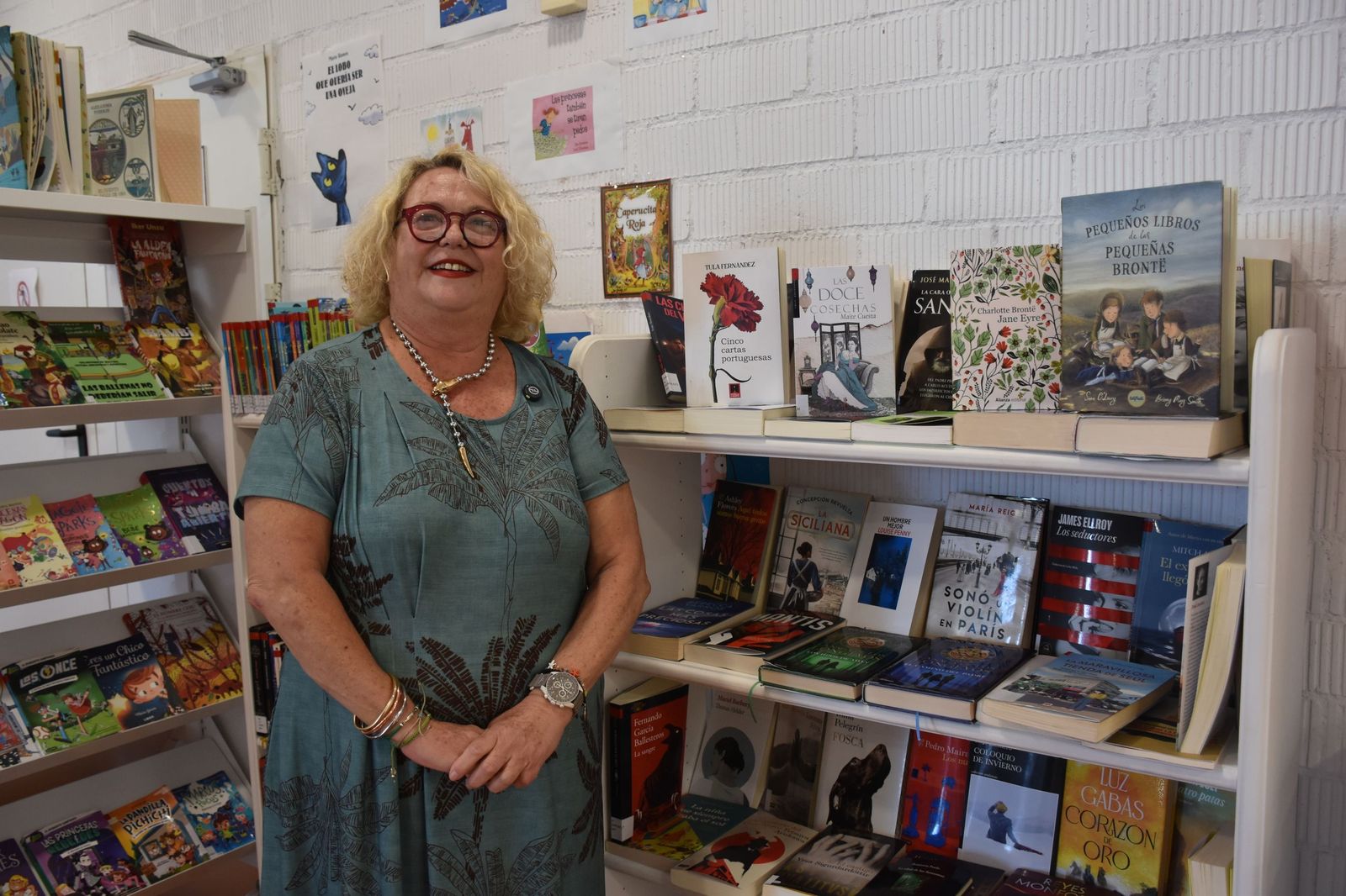 Yolanda Carbonell posa con los libros recomendados la semana 7 de los Lunes literarios