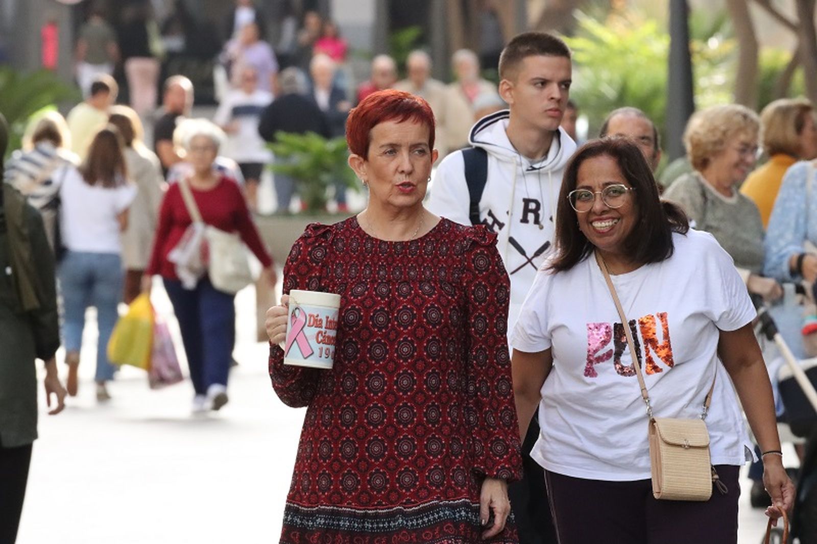 Dos mujeres pasean por Ceuta durante el Día Internacional Contra el Cáncer