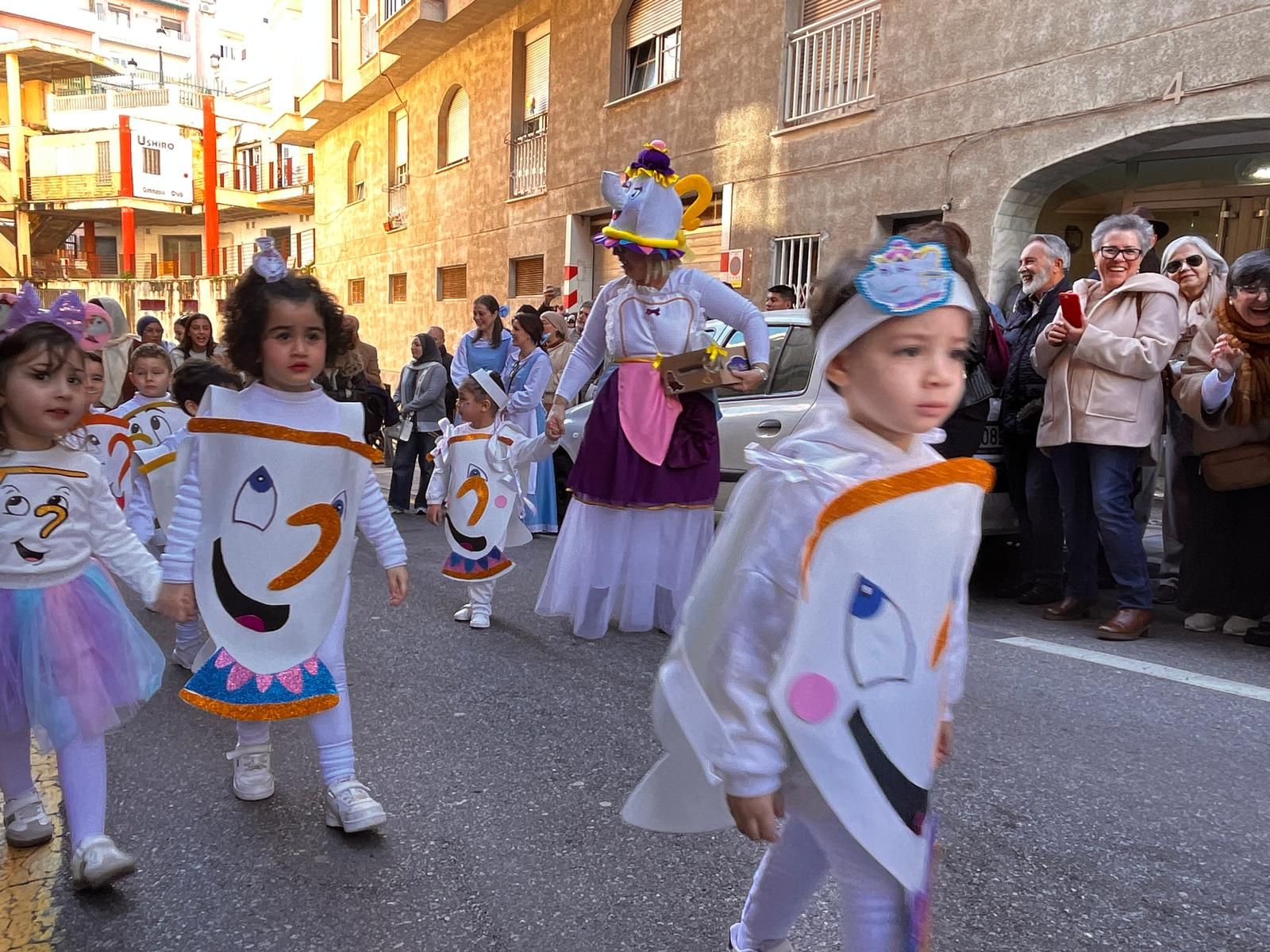 El 'Beatriz de Silva' protagoniza un pasacalles de cuento