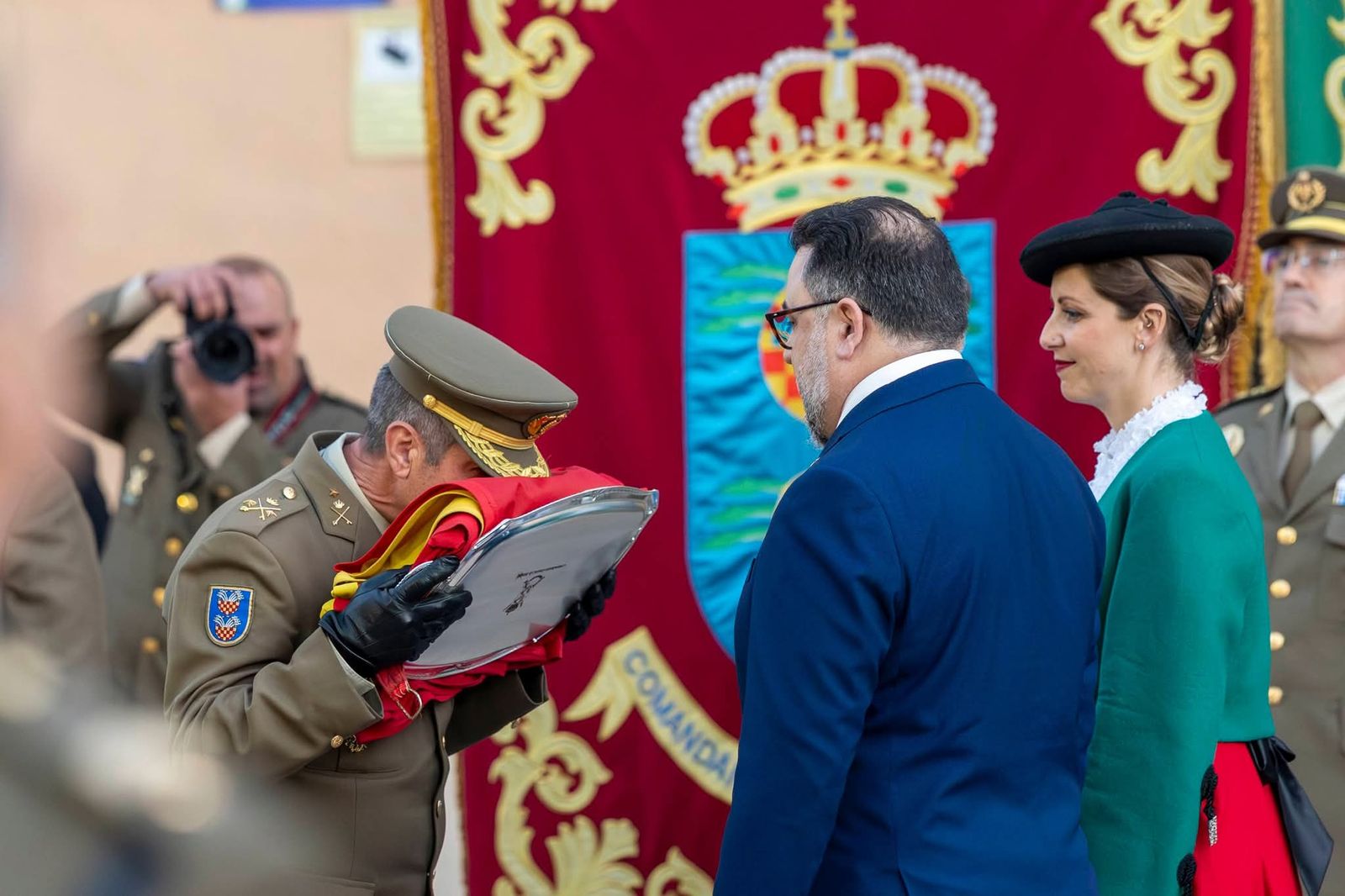 La Comandancia General entrega la enseña nacional a la Casa Regional de Ceuta en Melilla