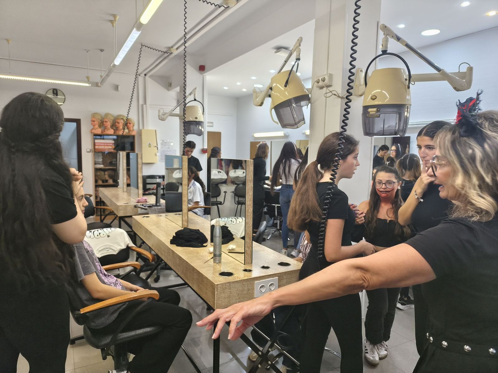 Alumnos del Siete Colinas participan en un taller de caracterización de Halloween Alumnos del Siete Colinas participan en un taller de caracterización de Halloween