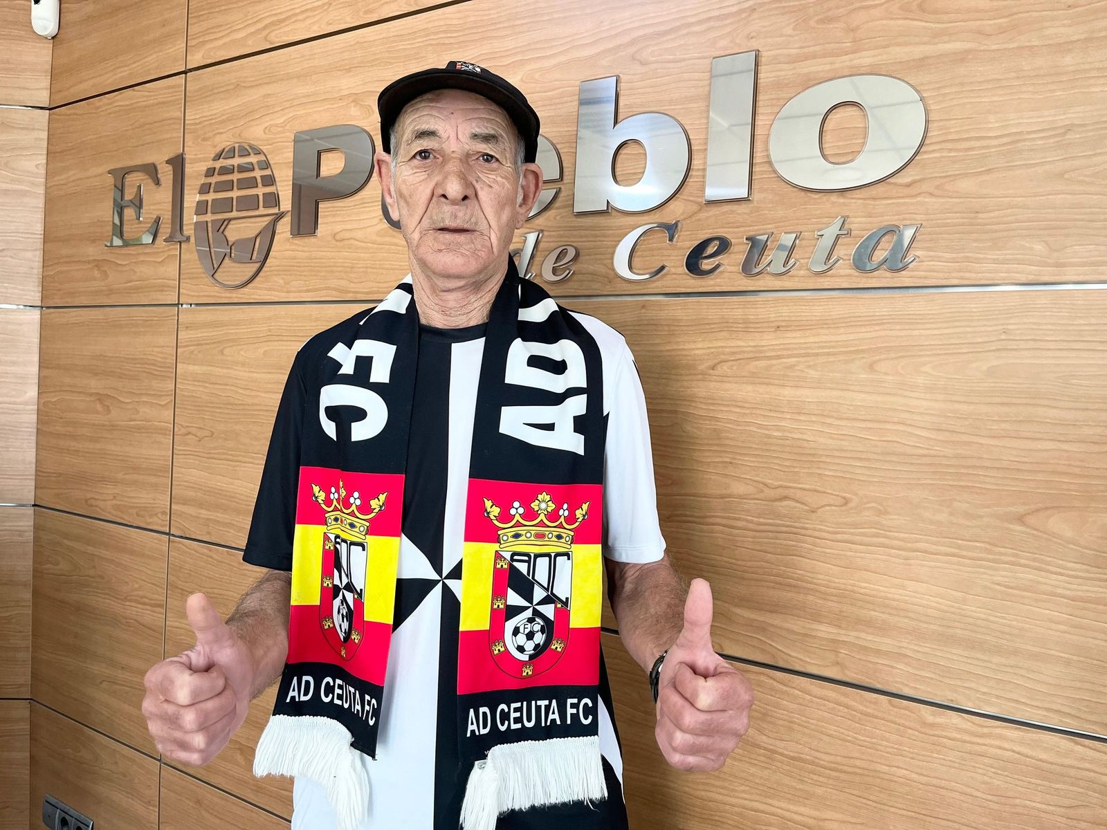 Mohamed Ali Layachi, conocido en la grada como ‘El Rubio’, sostiene su pasión por el AD Ceuta FC con la fuerza de quien ha hecho del fútbol una forma de vida.