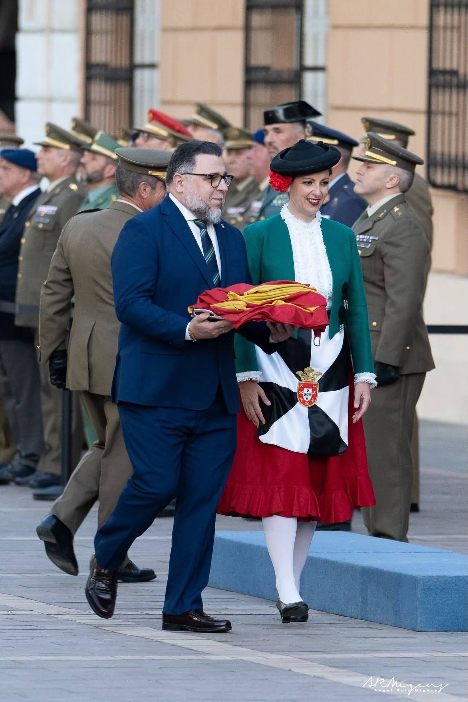 La Comandancia General entrega la enseña nacional a la Casa Regional de Ceuta en Melilla