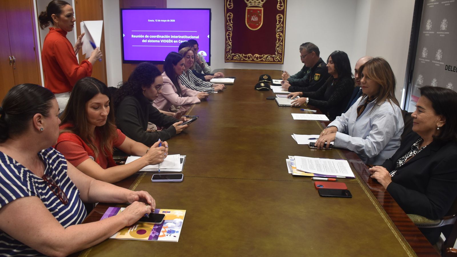 Imagen de la reunión entre todos los agentes implicados en la lucha contra la violencia de género.
