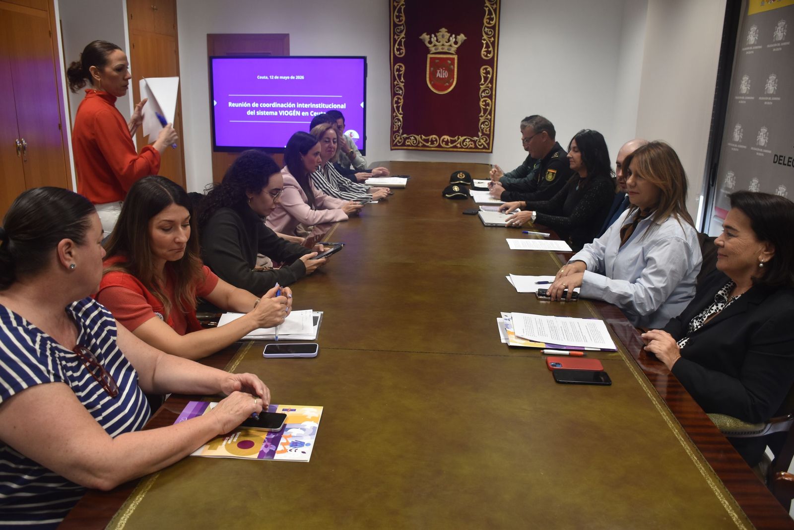 Imagen de la reunión entre todos los agentes implicados en la lucha contra la violencia de género.