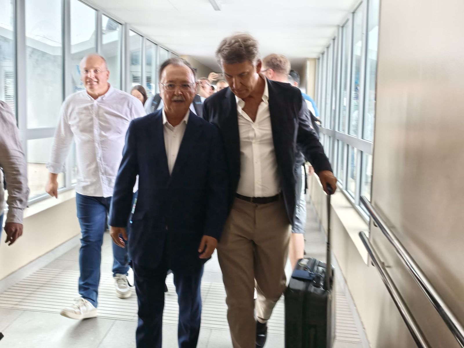 Feijóo, junto al presidente Juan Vivas, en el puerto de Ceuta