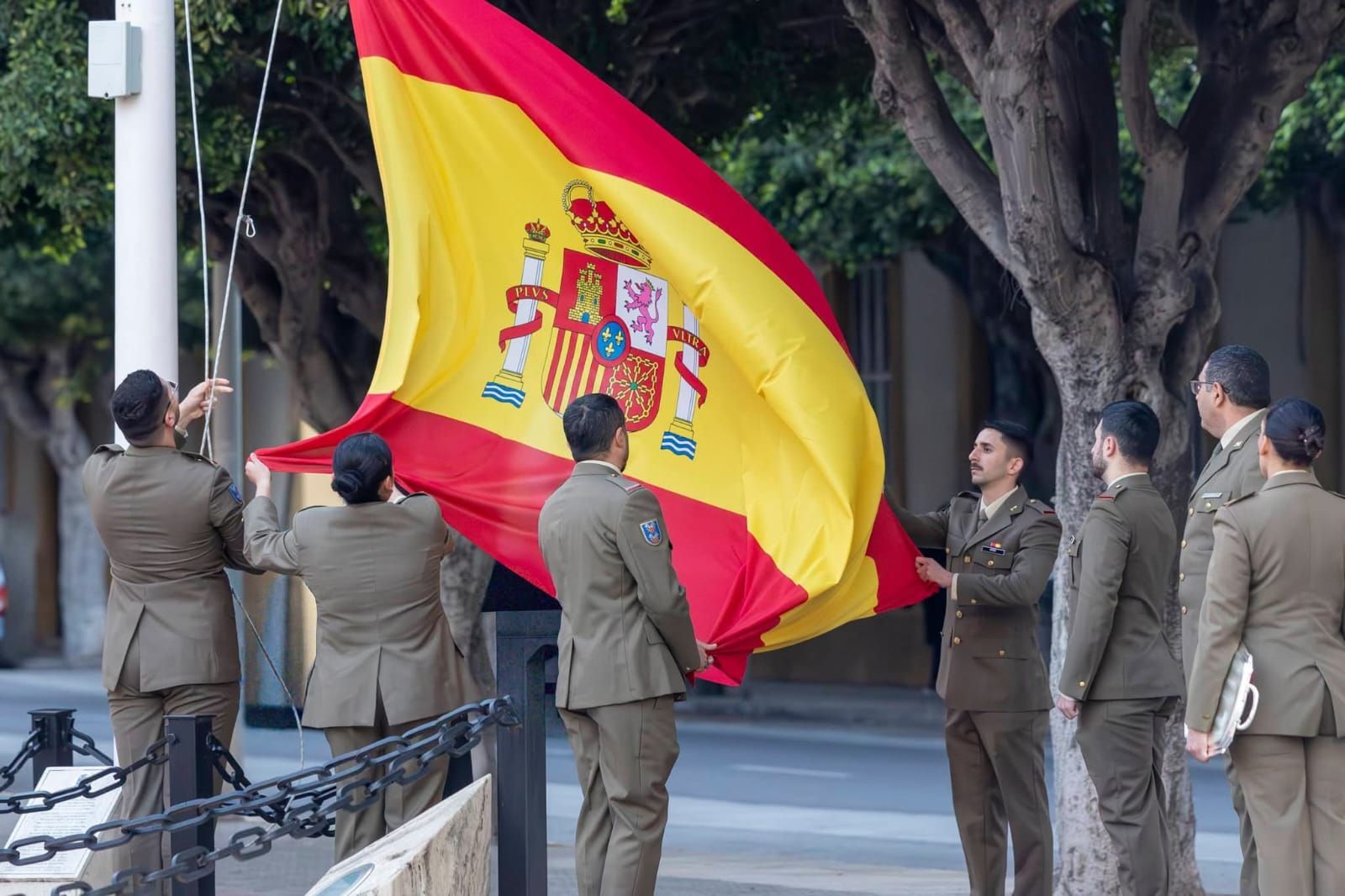 La Comandancia General entrega la enseña nacional a la Casa Regional de Ceuta en Melilla