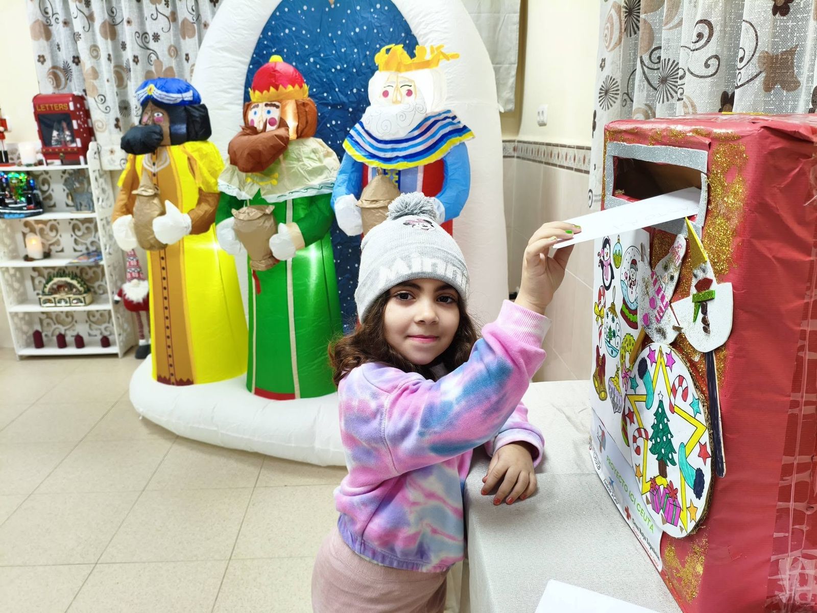 Los más pequeños de Miramar Alto entregan sus cartas a los Reyes Magos