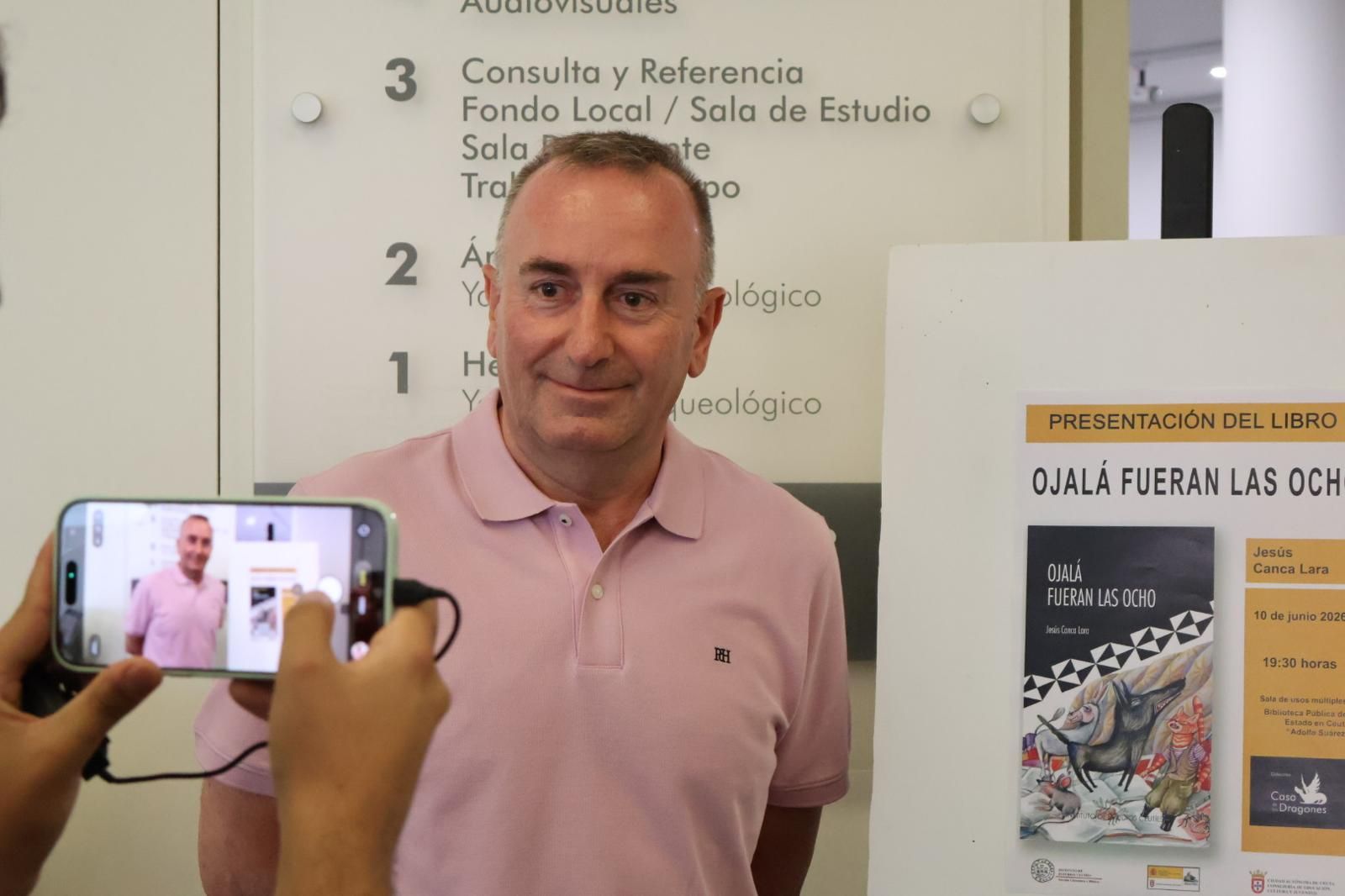 Jesús Canca minutos antes de la presentación de su libro