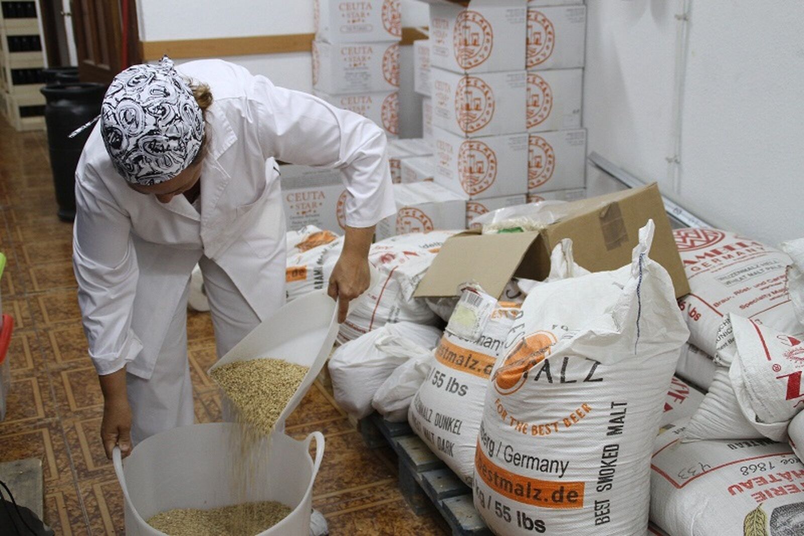 Rocío pesa las diferentes maltas para la elaboración de la cerveza. / FOTO CEDIDA