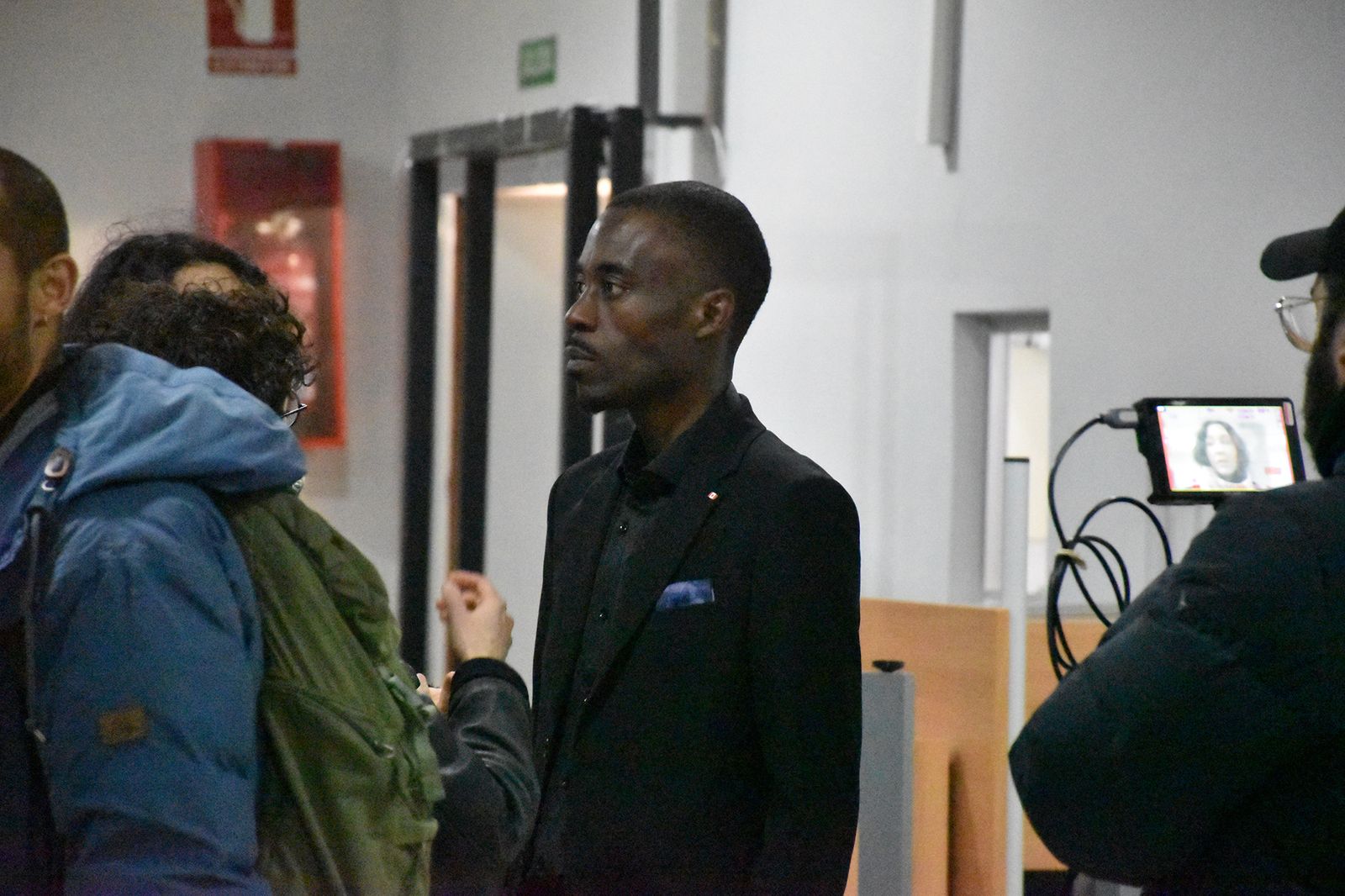 Brice O., antes del comienzo del acto celebrado en el instituto Abyla