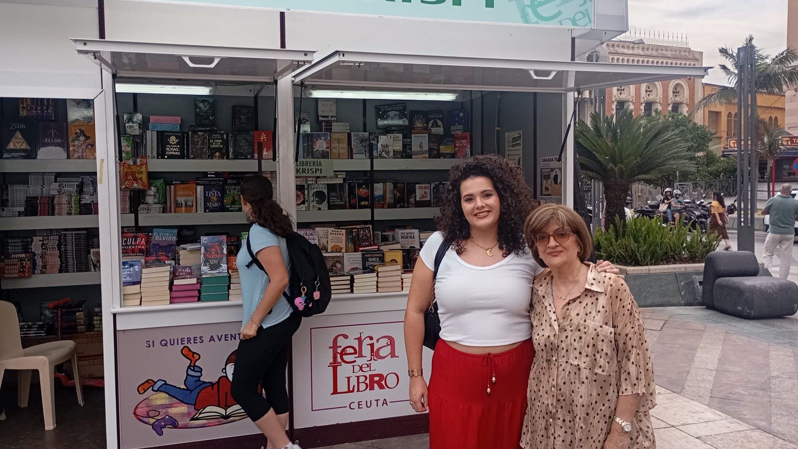 La escritora extremeña Inma Rubiales junto a Minu Sunderdas, de Librería Krispi