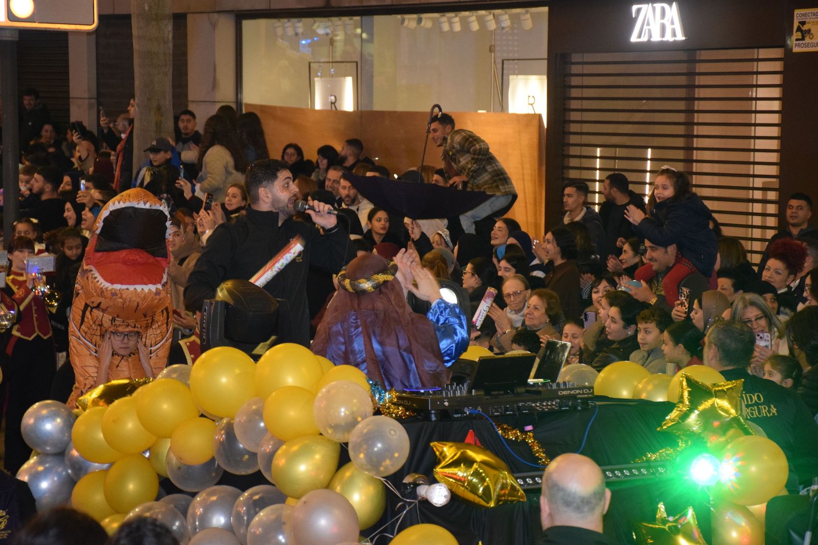 Los ceutíes se emocionan con la llegada de los Reyes Magos