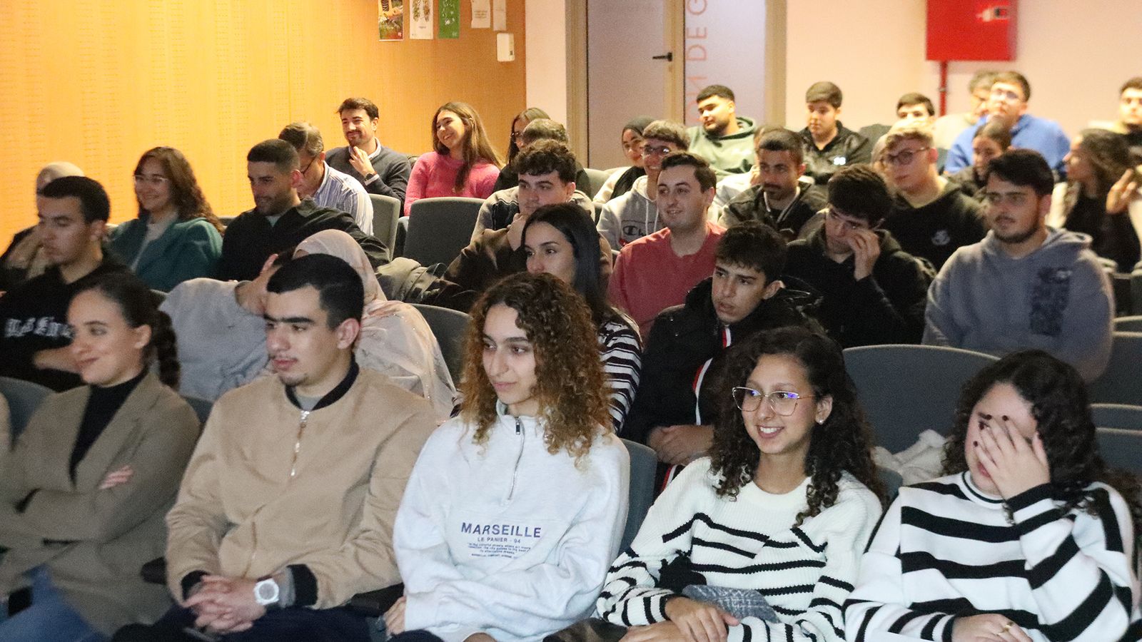 Estudiantes participantes en el acto