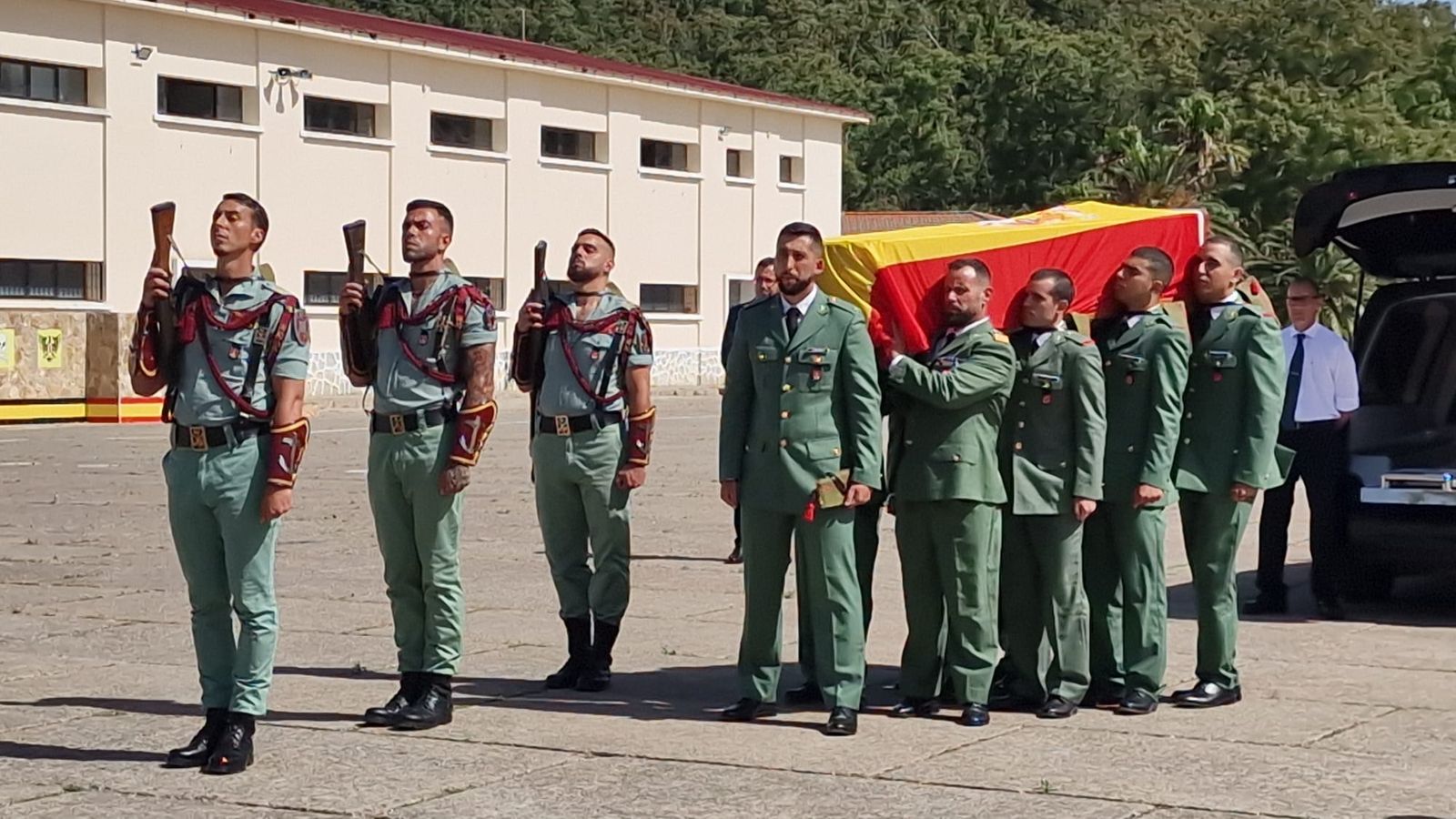 Legionarios durante la ceremonia fúnebre en García Aldave