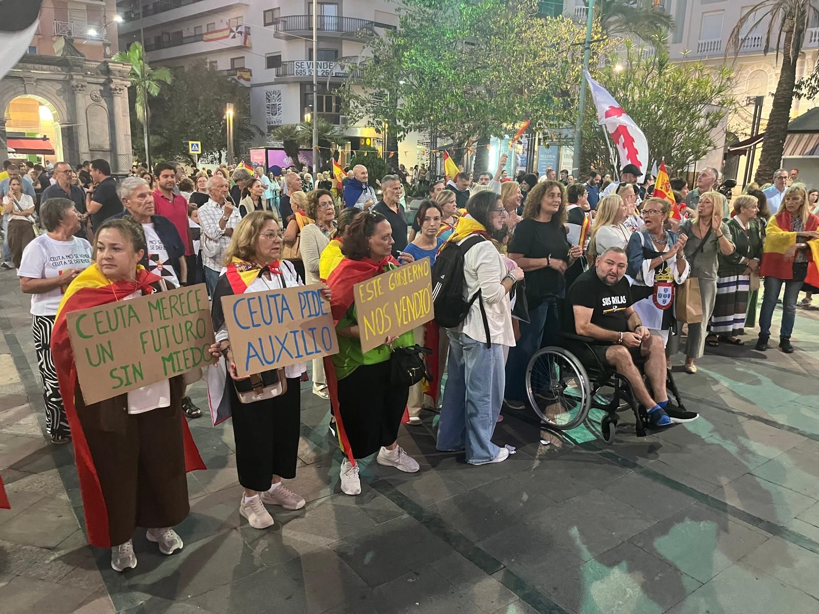 Ceuta no se rinde: Unos 200 ciudadanos vuelven a alzar la voz contra el Gobierno por la invasión