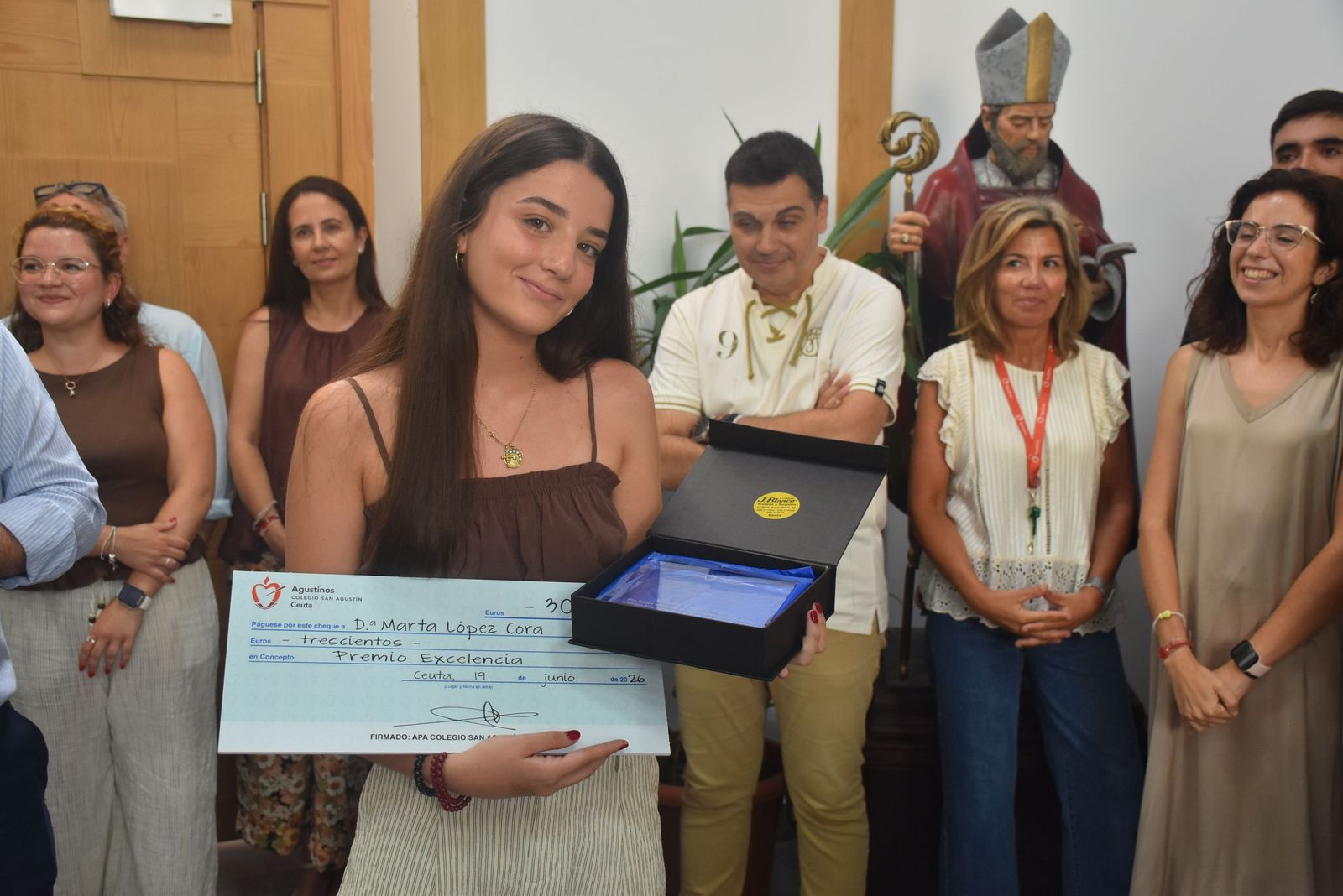 Marta López posa con los obsequios entregados por el Colegio San Agustín en reconocimiento a su 13,29 en la PAU, la tercera mejor nota de Ceuta