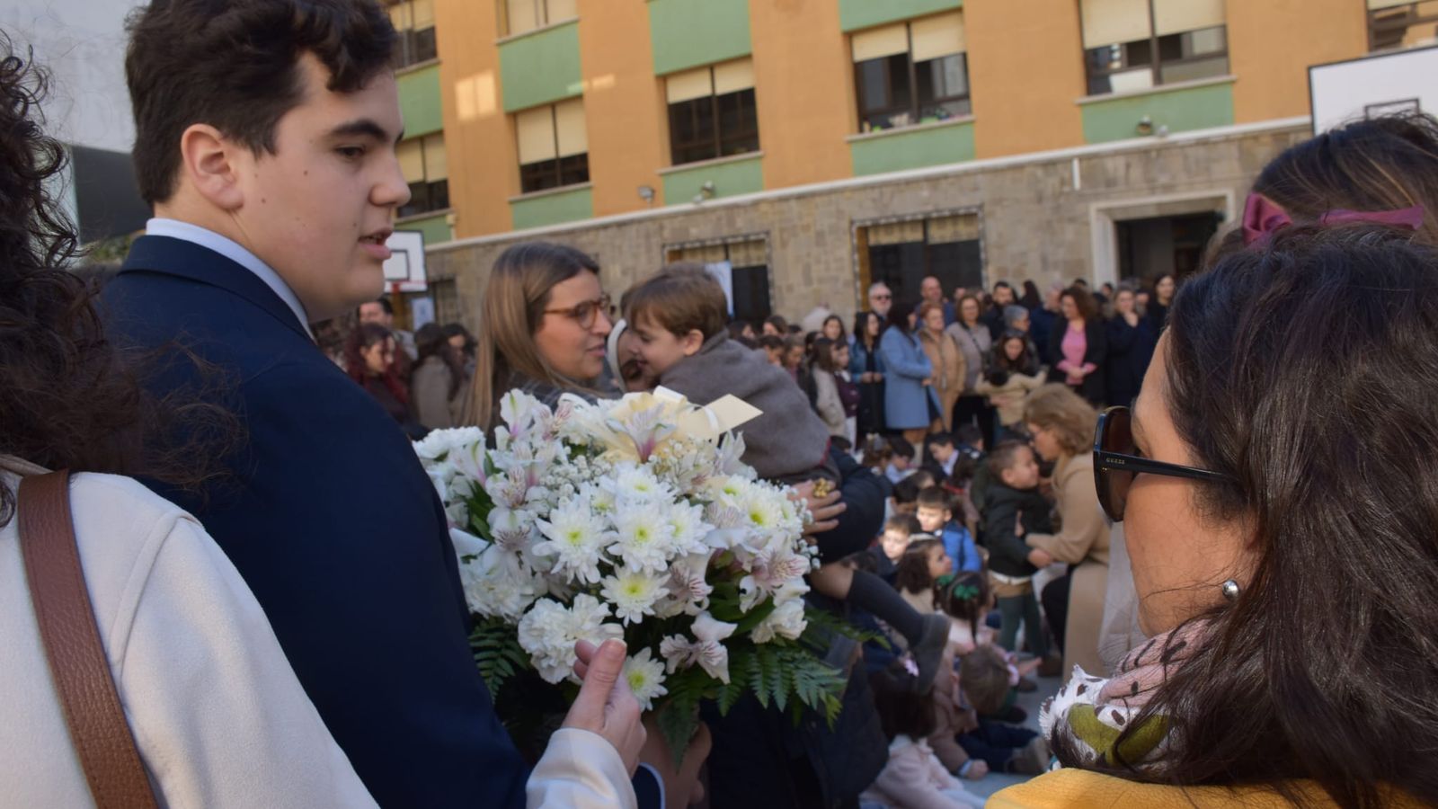 El Colegio La Inmaculada celebra su tradicional ofrenda floral a su virgen