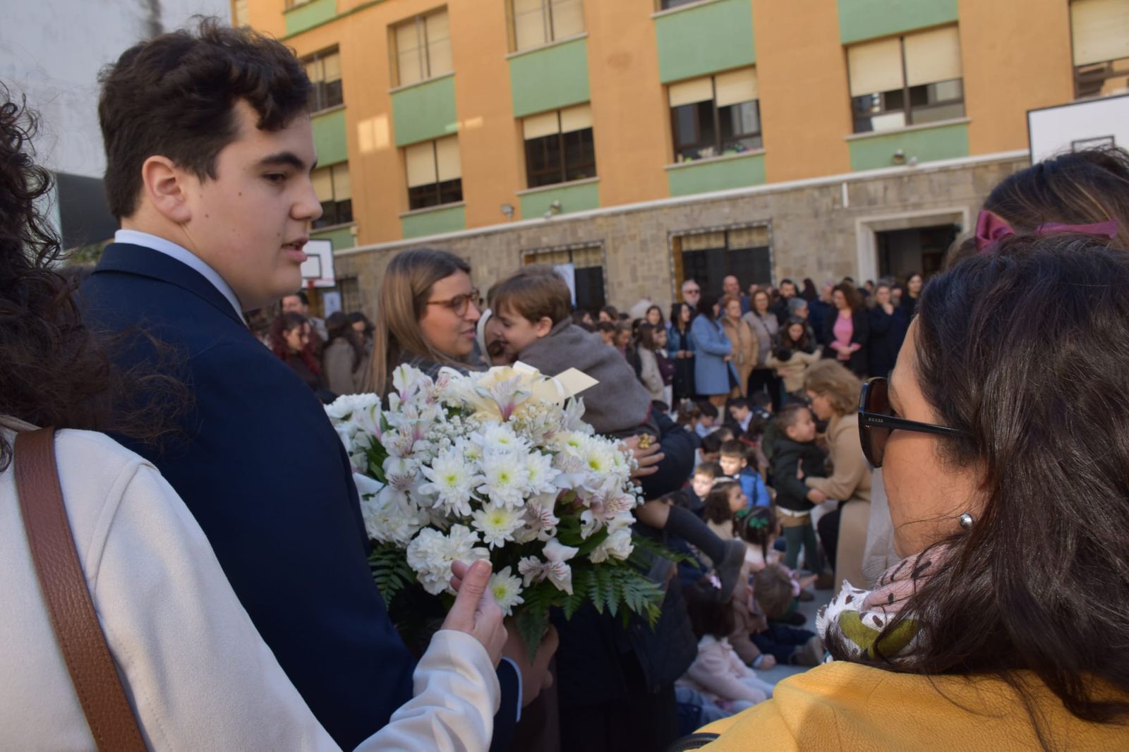 El Colegio La Inmaculada celebra su tradicional ofrenda floral a su virgen