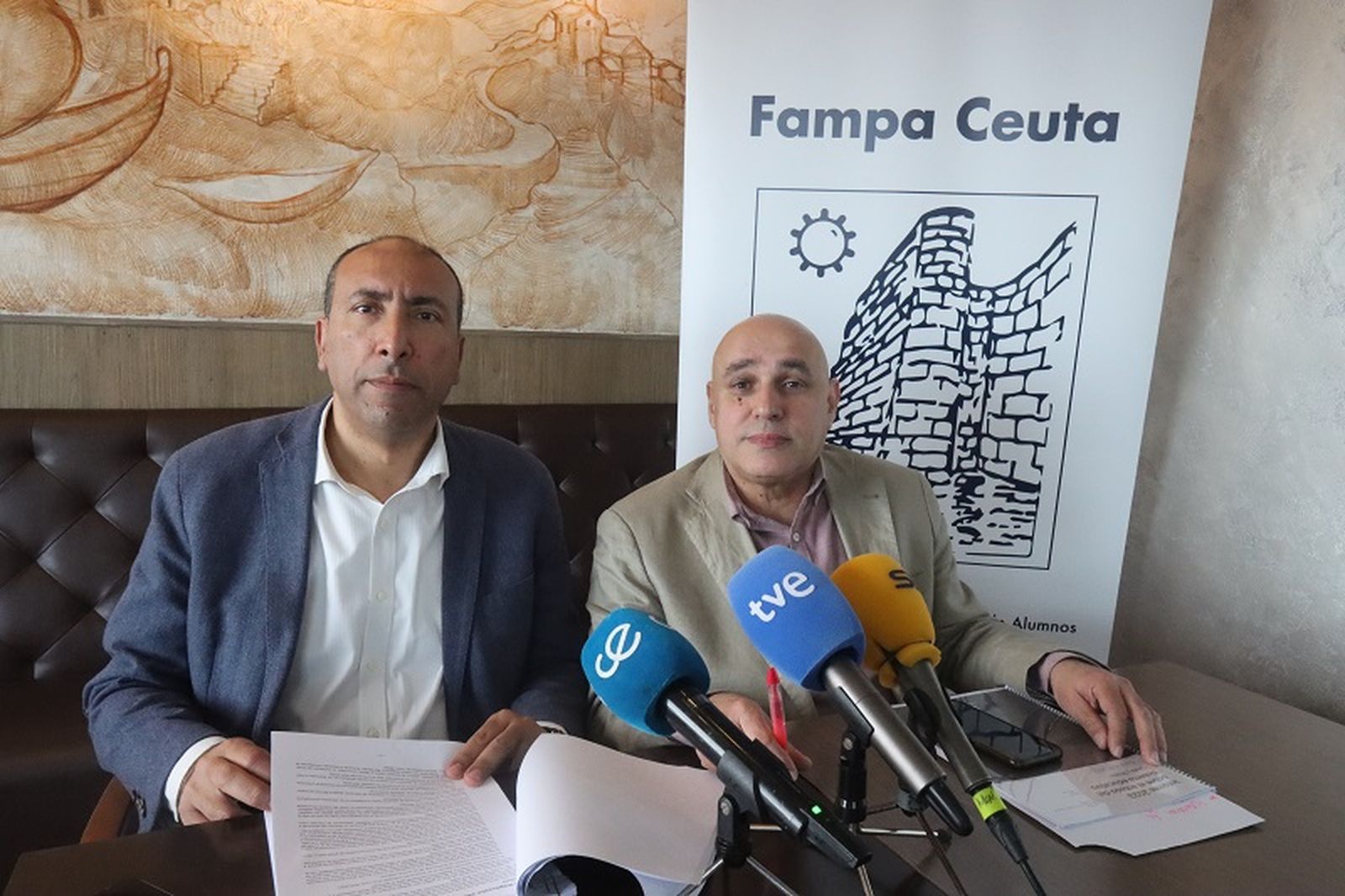 El presidente de la FAMPA en Ceuta, Mohamed Ali (izquierda) y el máximo representante de la misma entidad en Melilla, Joan Casares (derecha). / FOTO REDUAN
