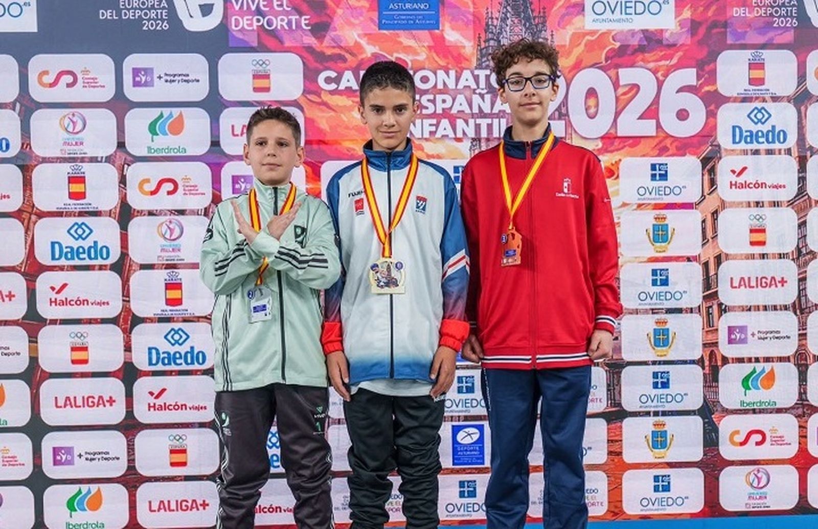 El ceutí Borja, a la derecha con su medalla