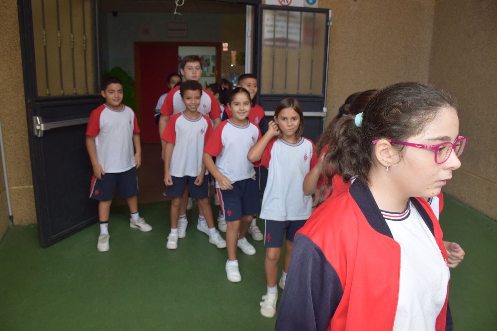 FOTOGALERÍA | El Castañero visita el Colegio San Daniel para 'encender' la tradición de La Mochila