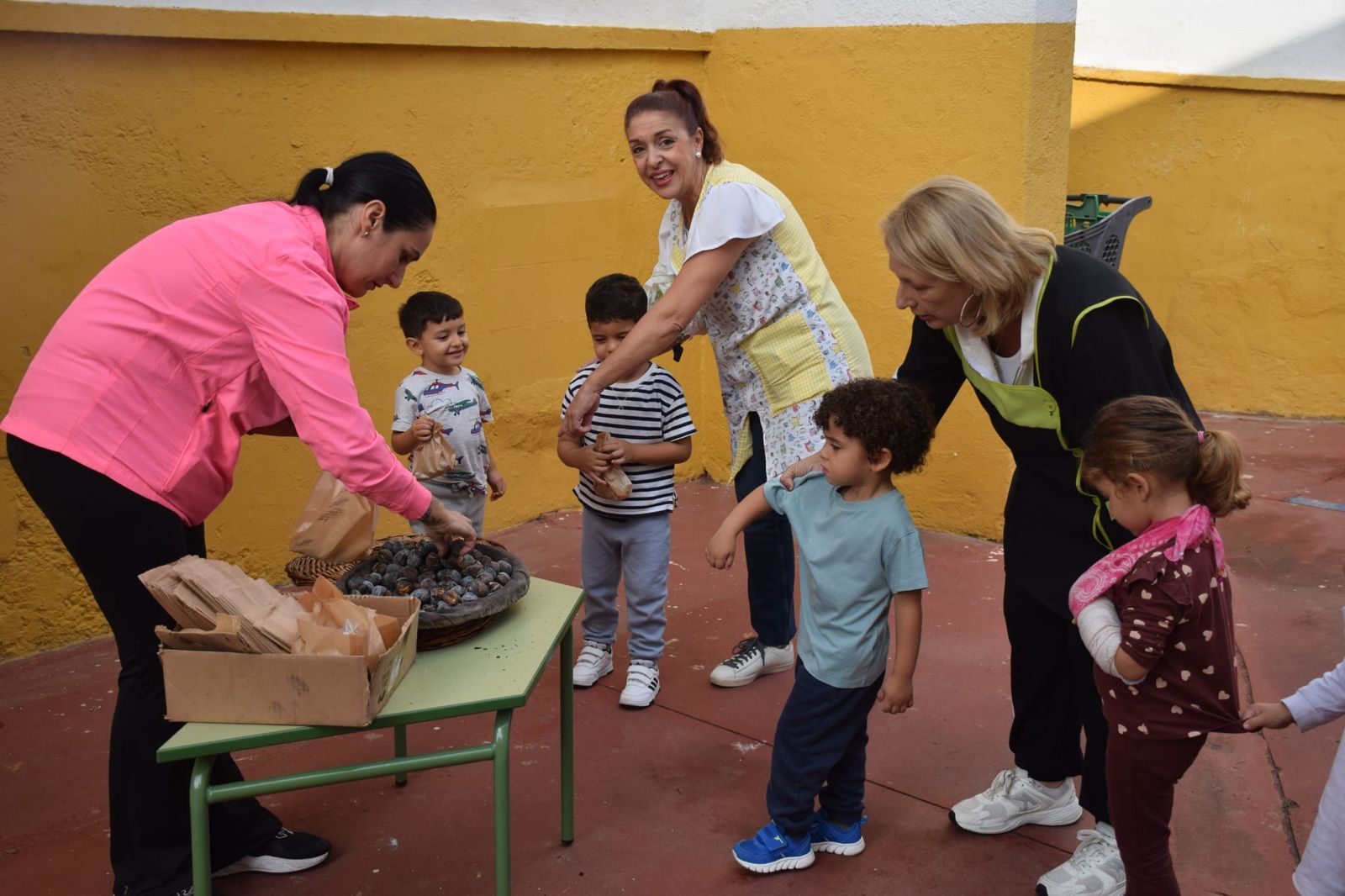 FOTGALERÍA | El Castañero visita el CEIP Ortega y Gasset y continúa su ruta por varios colegios de Ceuta