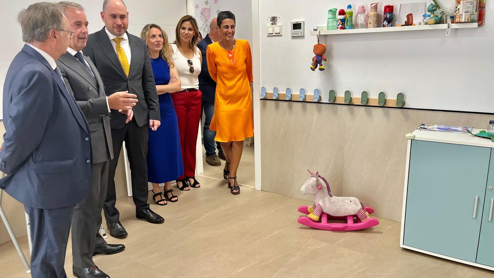 Díaz guía a los invitados institucionales por el nuevo edificio, que alberga la escuela infantil y el centro de formación profesional