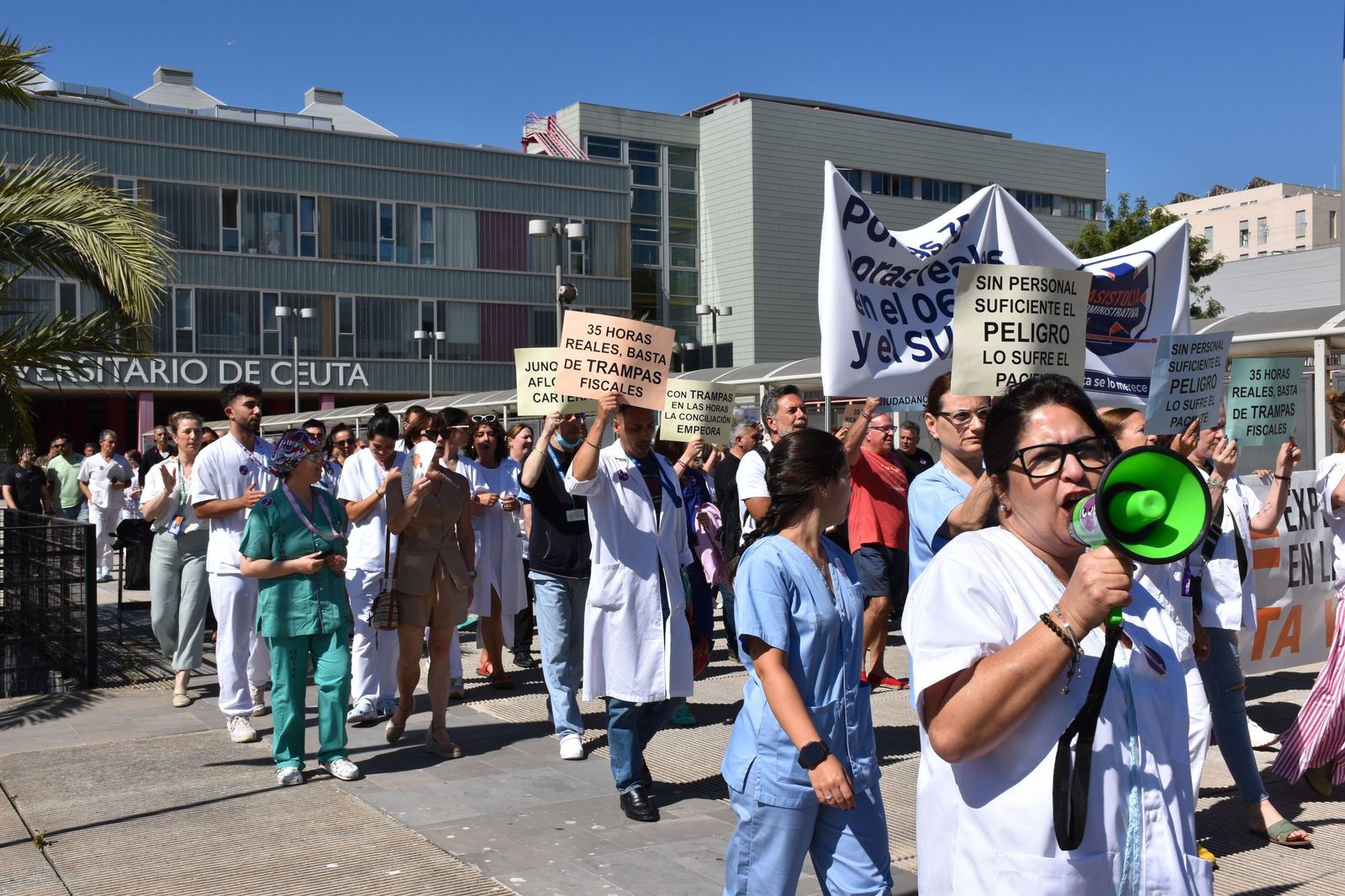 Concentración celebrada en el hospital contra la aplicación de INGESA de la jornada de 35 horas