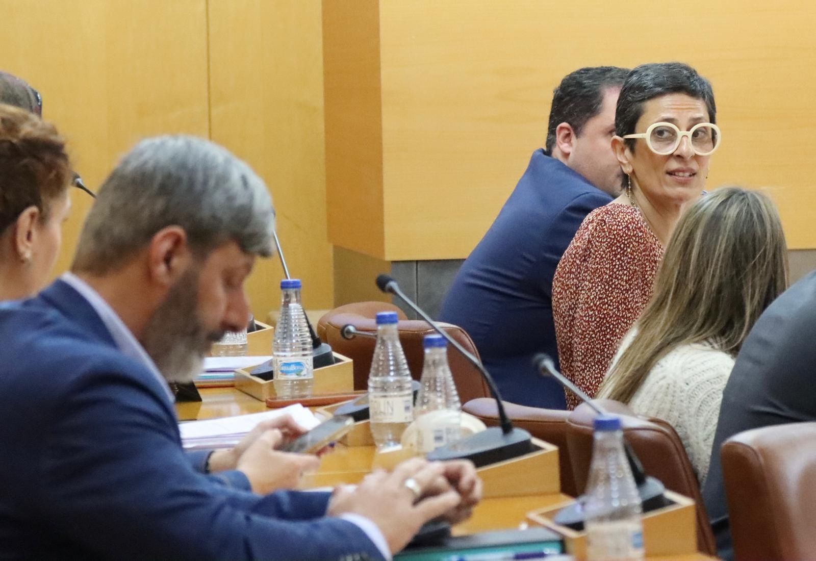 La portavoz del Grupo Popular, Kissy Chandiramani, se dirige en el Pleno a Mohamed Mustafa (Ceuta Ya!)